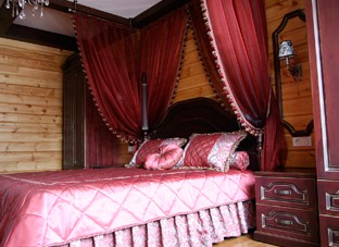 Классическая спальня с балдахином