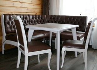 Обеденные стол, стулья и мягкий уголок
